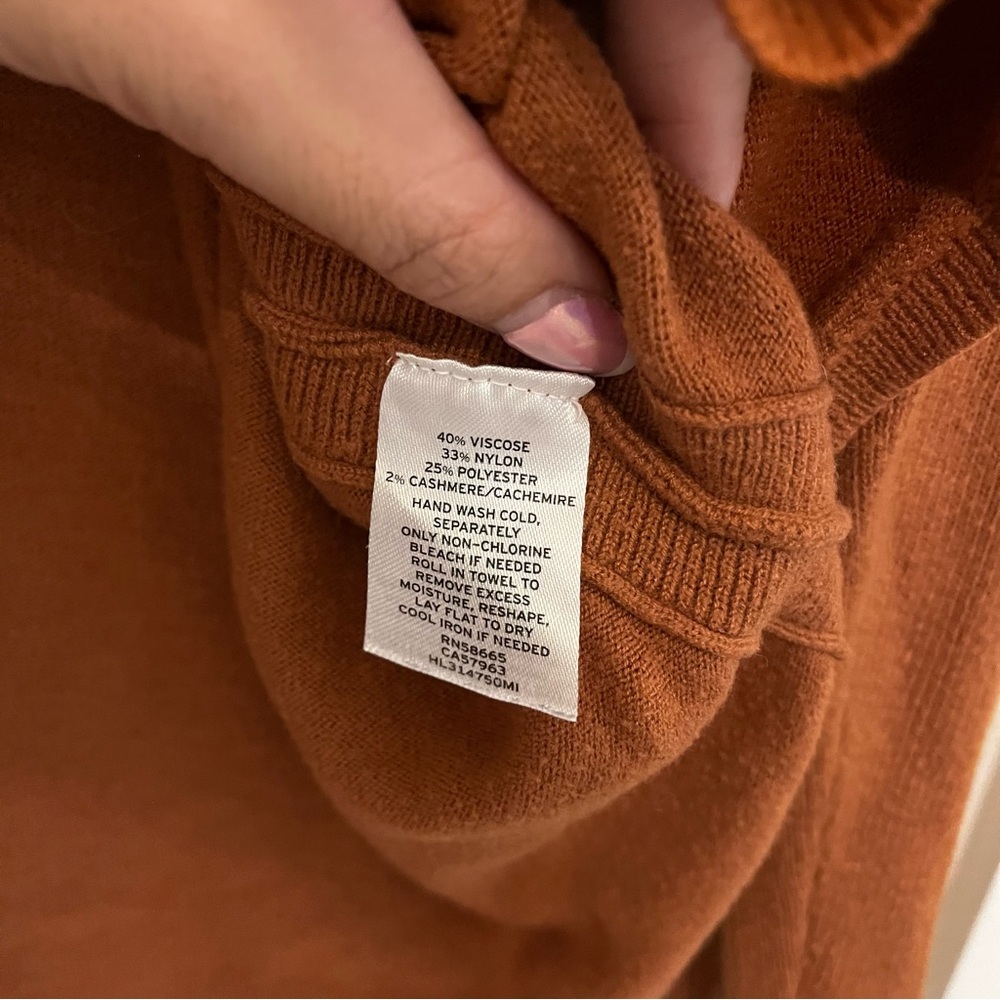 Chelsea 28 V-Neck Sweater in Rust Clay - Size Medium - Picture 5 of 7